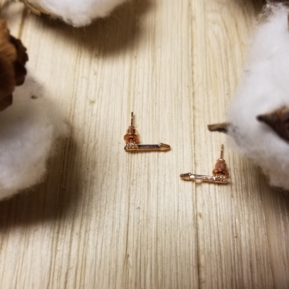Super Cute ROSE GOLD plated Arrow earrings - Picture 4 of 8